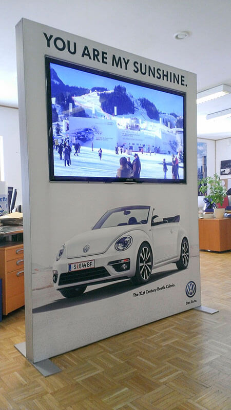 Volkswagen-Werbewand-mit-Monitor
